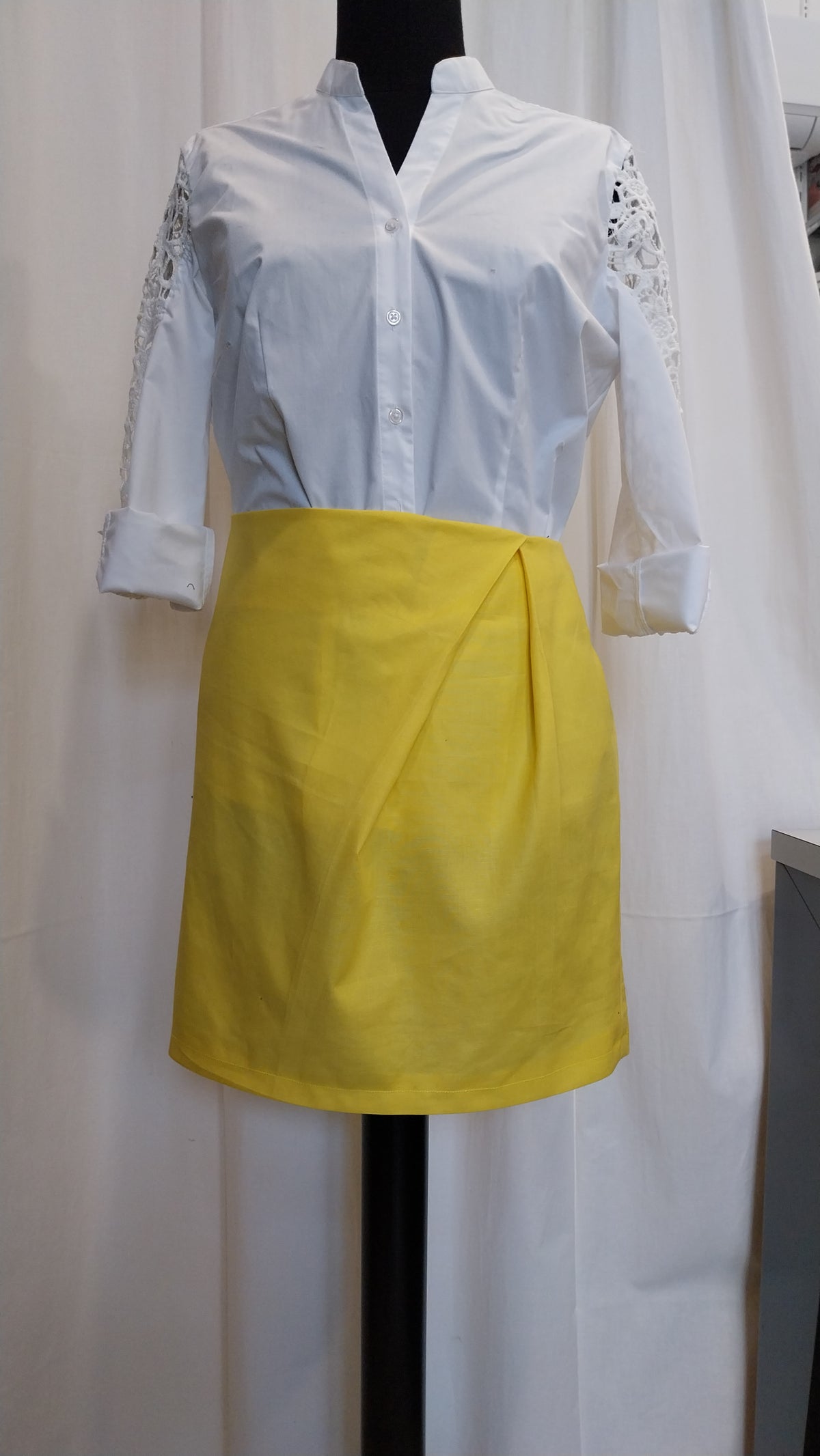 Gonna corta in cotone giallo - vista frontale con camicia bianca