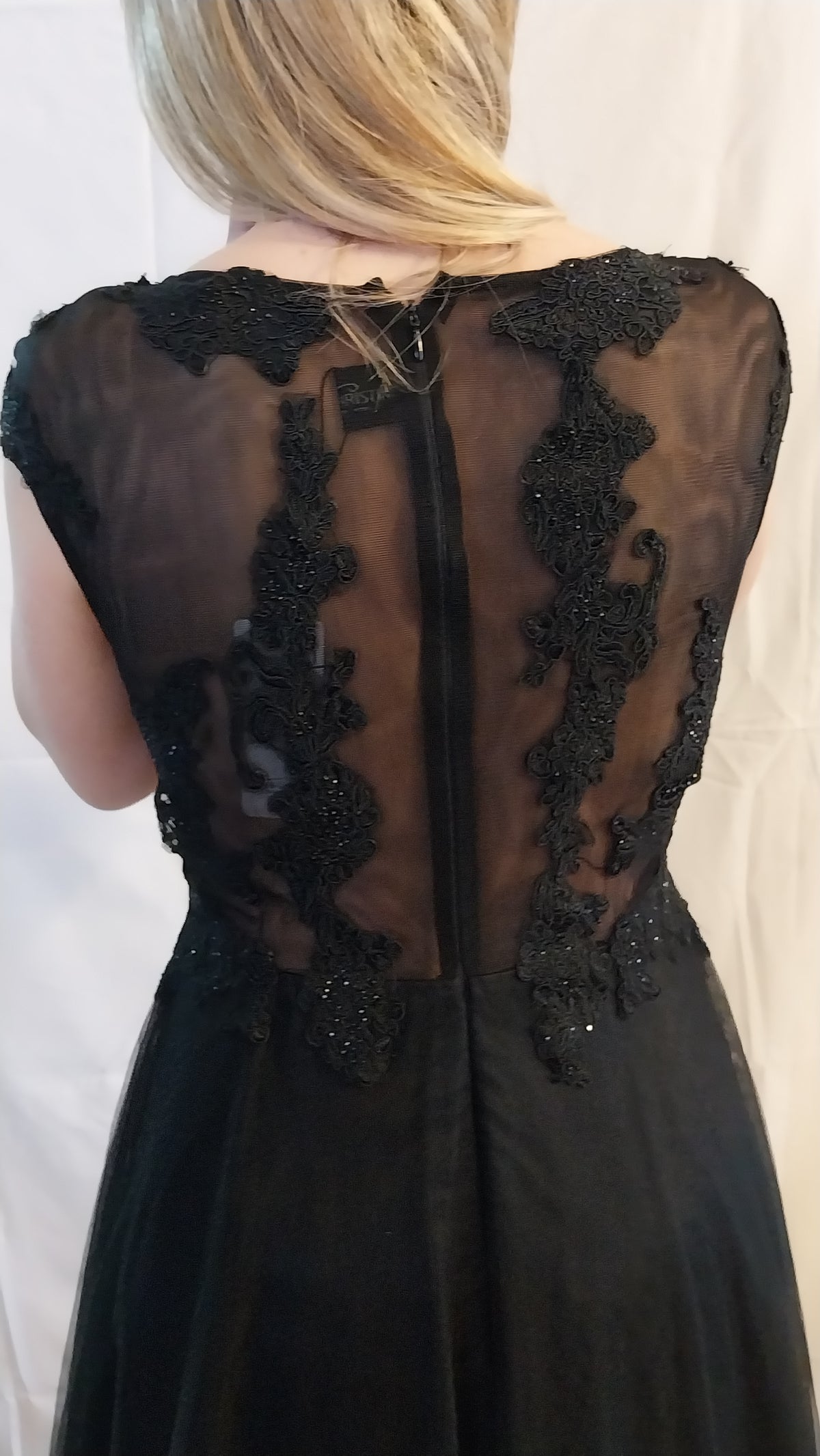 Abito da Sera Lungo Nero in Tulle e Pizzo con Applicazioni Floreali