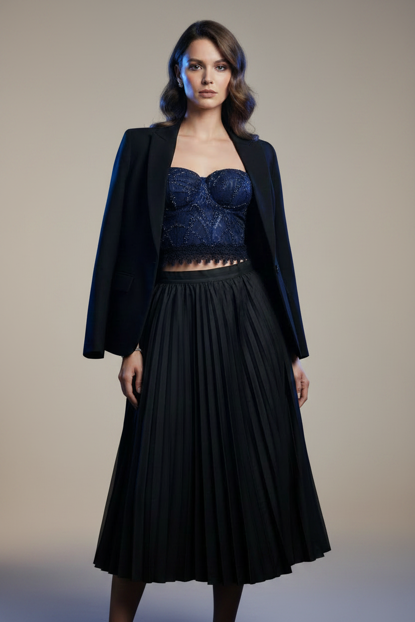 Top Blu - Giacca Nera - Sfondo Chiaro